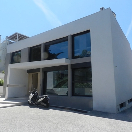 façade neuve d'une villa moderne à Marseille avec devant un scooter