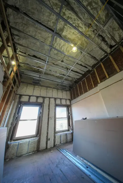 isolation thermique mur et plafond en cours de chantier