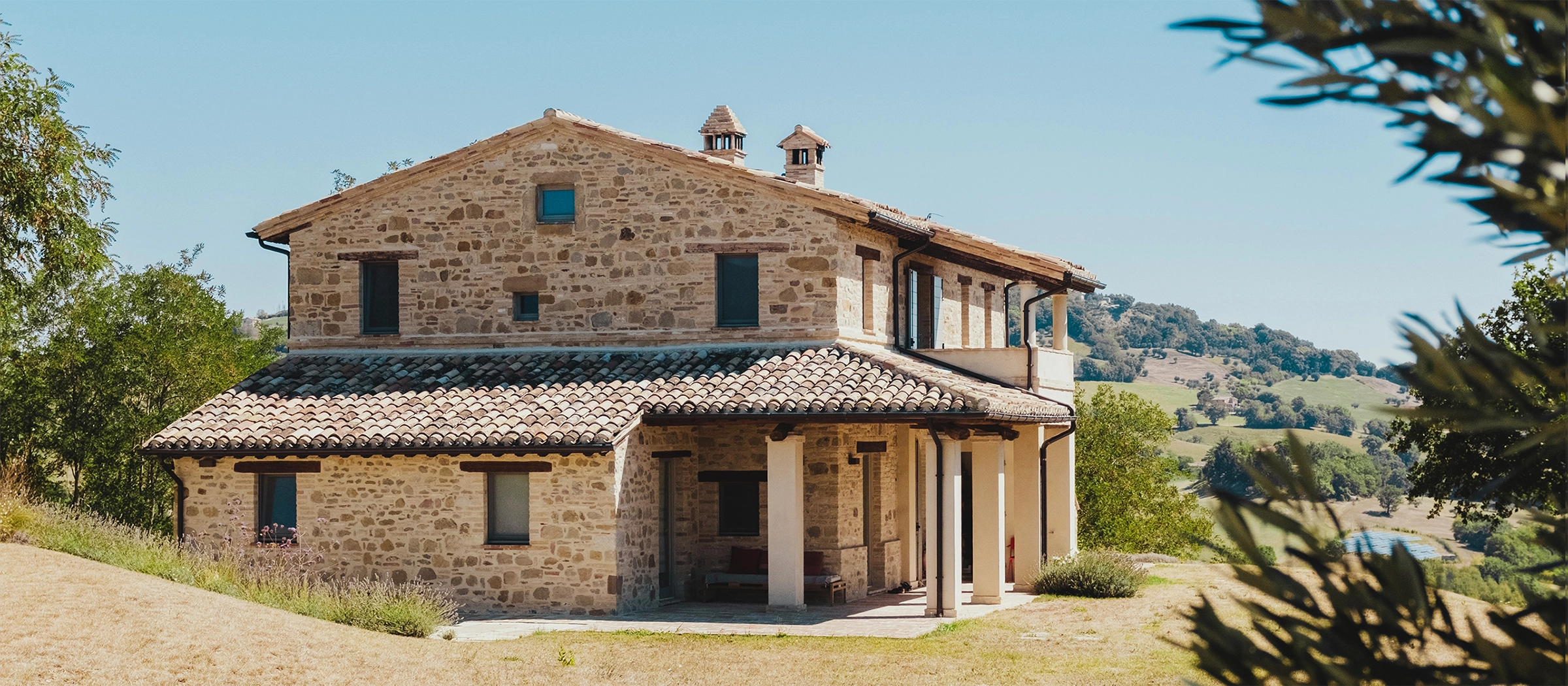 Villa provençale avec façade en parement de pierre jointoyée à l'enduit décoratif