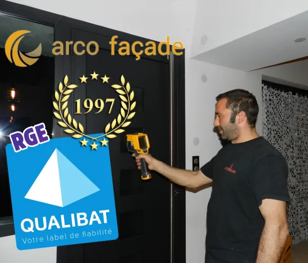 artisan façadier RGE en cours de mesure thermique devant une porte