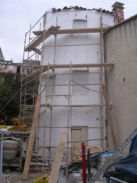 tour en cours d'isolation par extérieur ITE