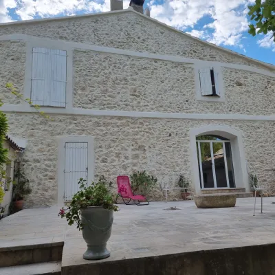 Rénovation d’une maison de campagne avec façade en pierre décorative – style traditionnel réussi