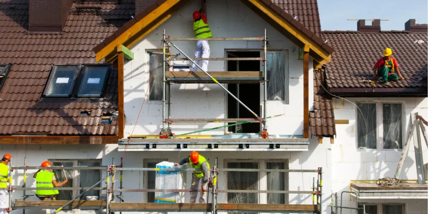 haut de villa en cours d'isolation par l'exterieur sur façade par 5 artisans en action