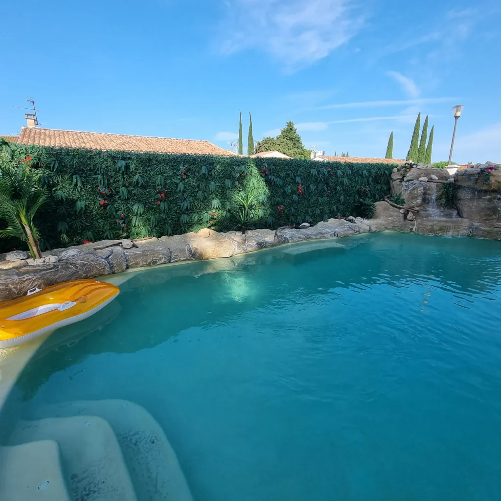 projet piscine, faux rochers terminés avec cloche rocher artificiel sur le moteur