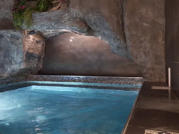 pierre décorative grise sur le mur d'une piscine en intérieur