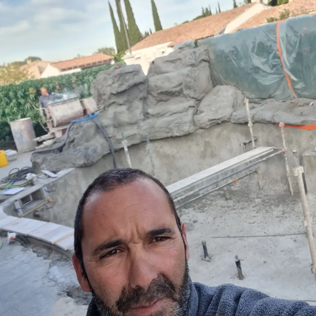 Selfie Cyril Cohen avec piscine et faux rochers artificiel en cours de création