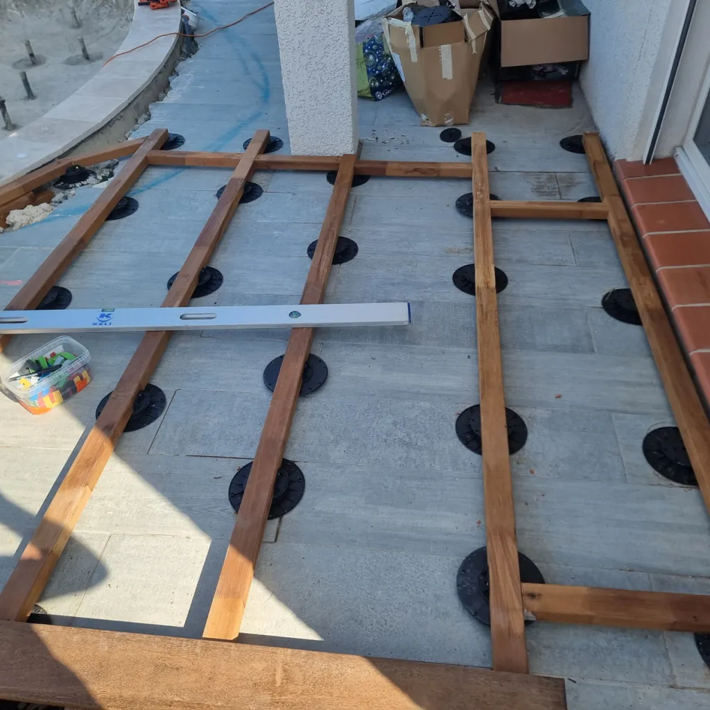 pose de lame de terasse en bois exotique Cumaru avec plots