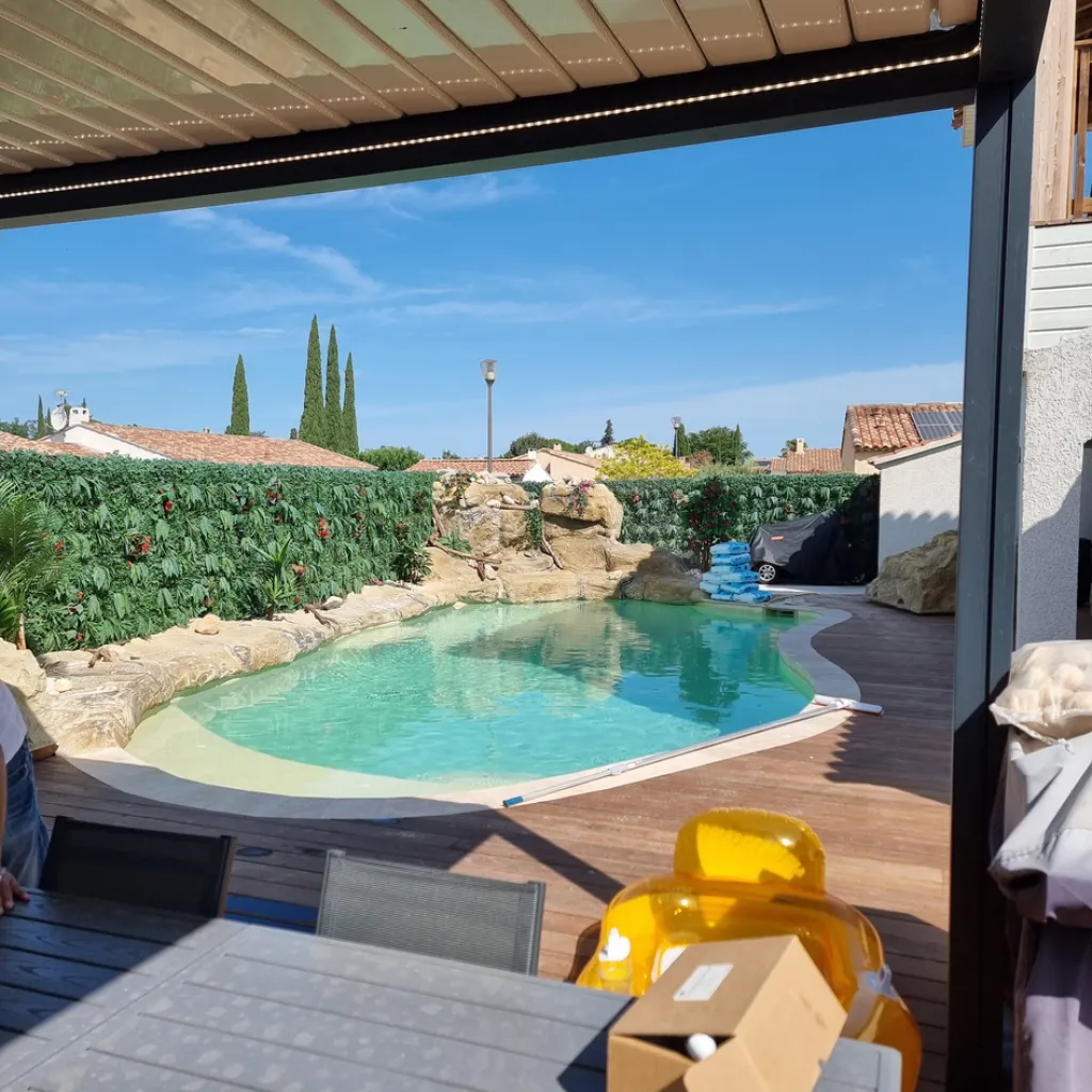 projet piscine, faux rochers terminés avec cloche rocher artificiel sur le moteur autre vue de la pergola