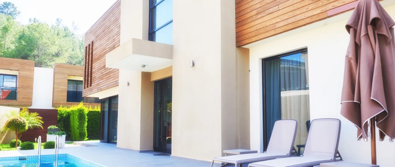 façade neuse côté jardin avec piscne