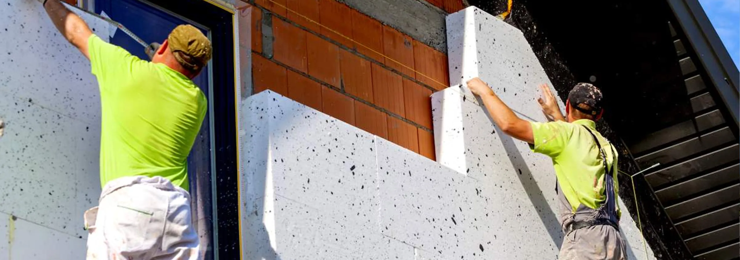 Pose d’isolant thermique sur façade d’un étage par deux façadiers
