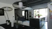 Rénovation intégrale d'une maison avec ilot de cuisine centrale, baie vitrée, porte d'entrée