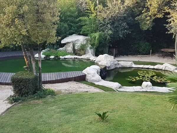 pierre décorative aautour de deux grands bassins dans un jardin