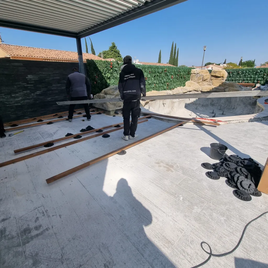 création terasse devant piscine en cours de création