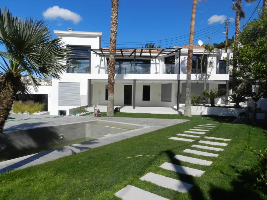 ravalement façade sur villa moderne avec palmiers