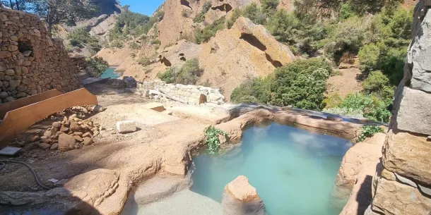 rochers artificiels autour d'une piscine imitation couleur pierre de la calanque