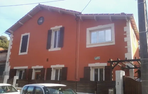 ravalement façade rouge d'une maison