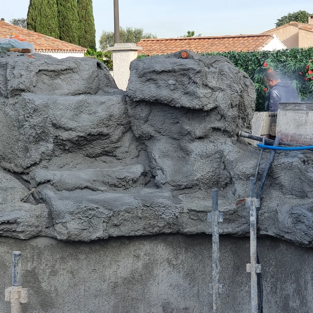 faux rochers artificiels autour d'une piscine autre angle
