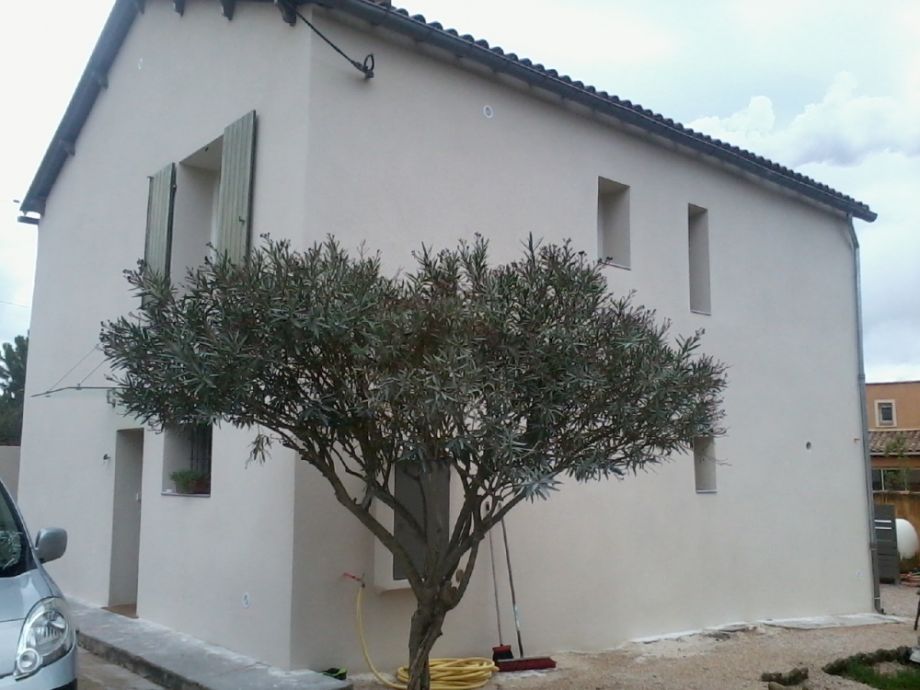 Résultat d'un ravalement de façade avec isolation par l'extérieur sur une maison