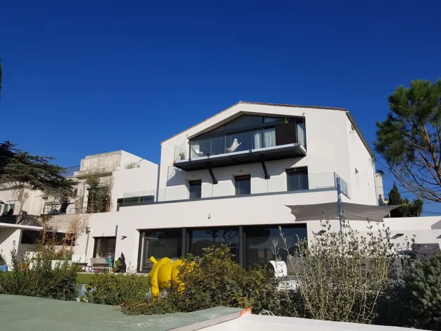 ravalement de façade blanche d'une villa