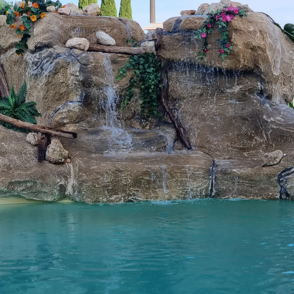 piscine en eau avec rocher artificiel présentant une cascade artificielle autre vue