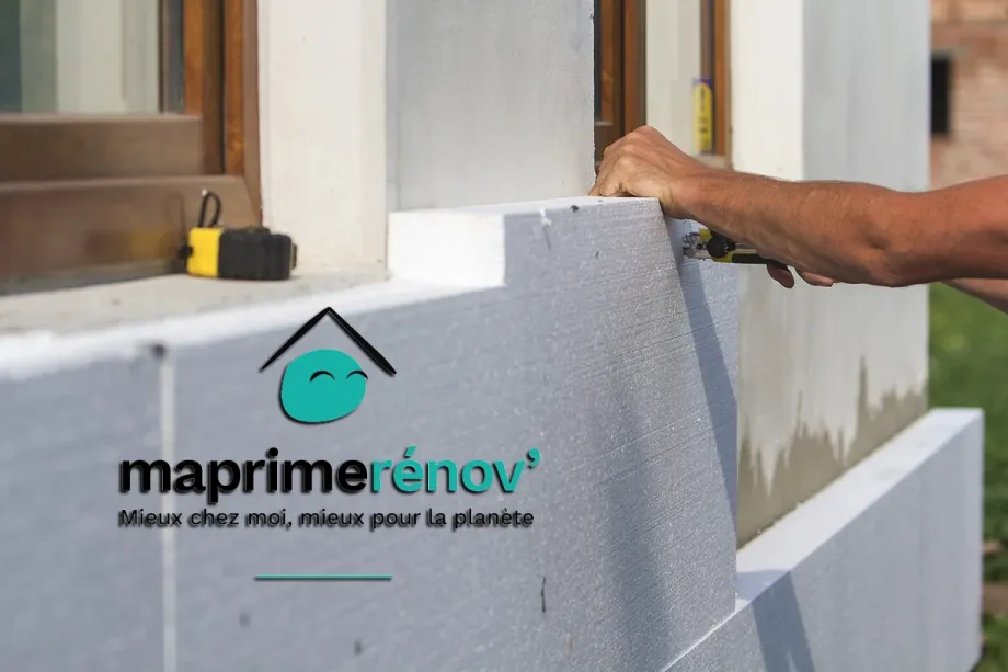 image d'une isolation exterieure avec du Polystyrène expansé blanc sur rez de chaussée d'une maison avec logo maprimerenov
