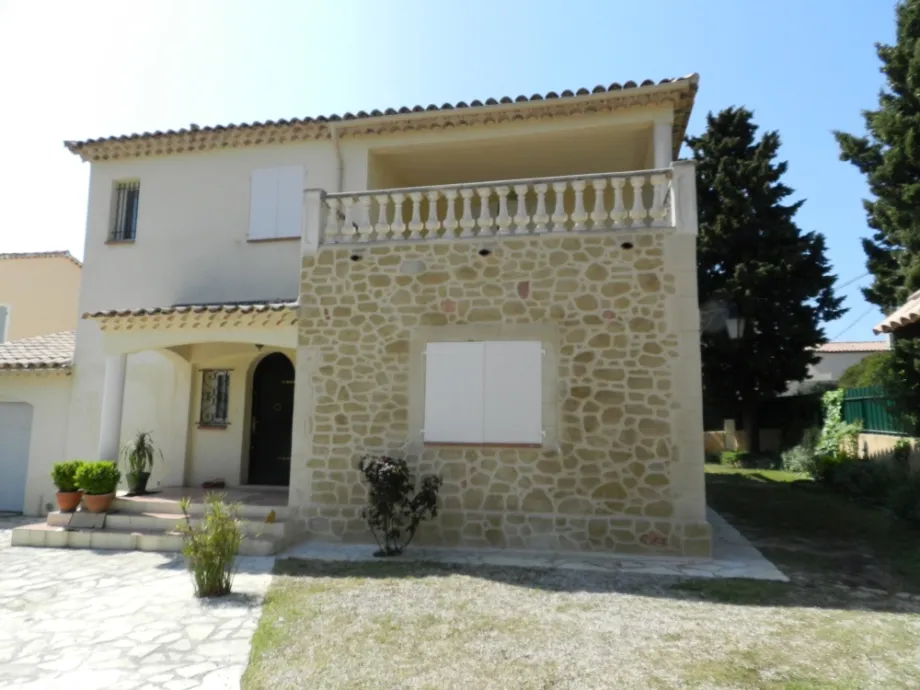 ravalement façade avec pierre sur une villa