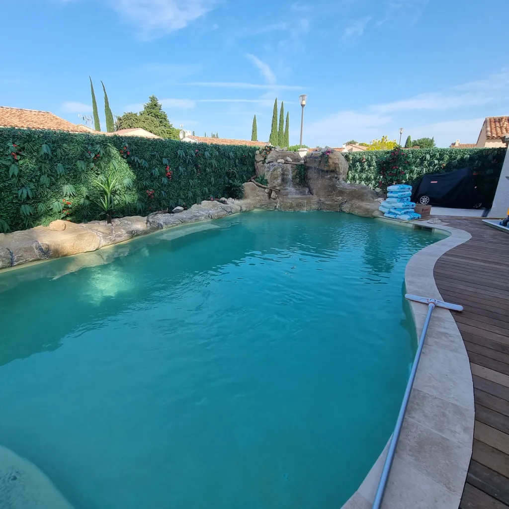projet piscine, faux rochers terminés avec cloche rocher artificiel sur le moteur autre vue