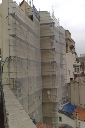ravalement façade immeuble avec échafaudages à Marseille