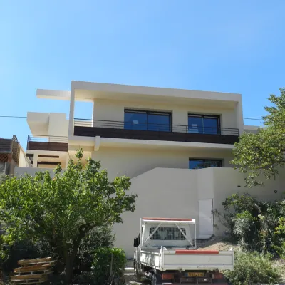 villa moderne avec une magnifique façade neuve blanche épurée