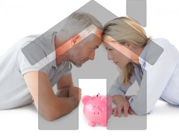 couple face à face avec une tirelire rose entre deux