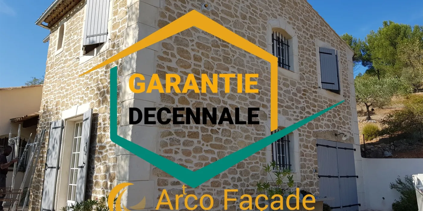 logo garantie decennale avec en arriere plan une maison ayant une façade imitation pierre