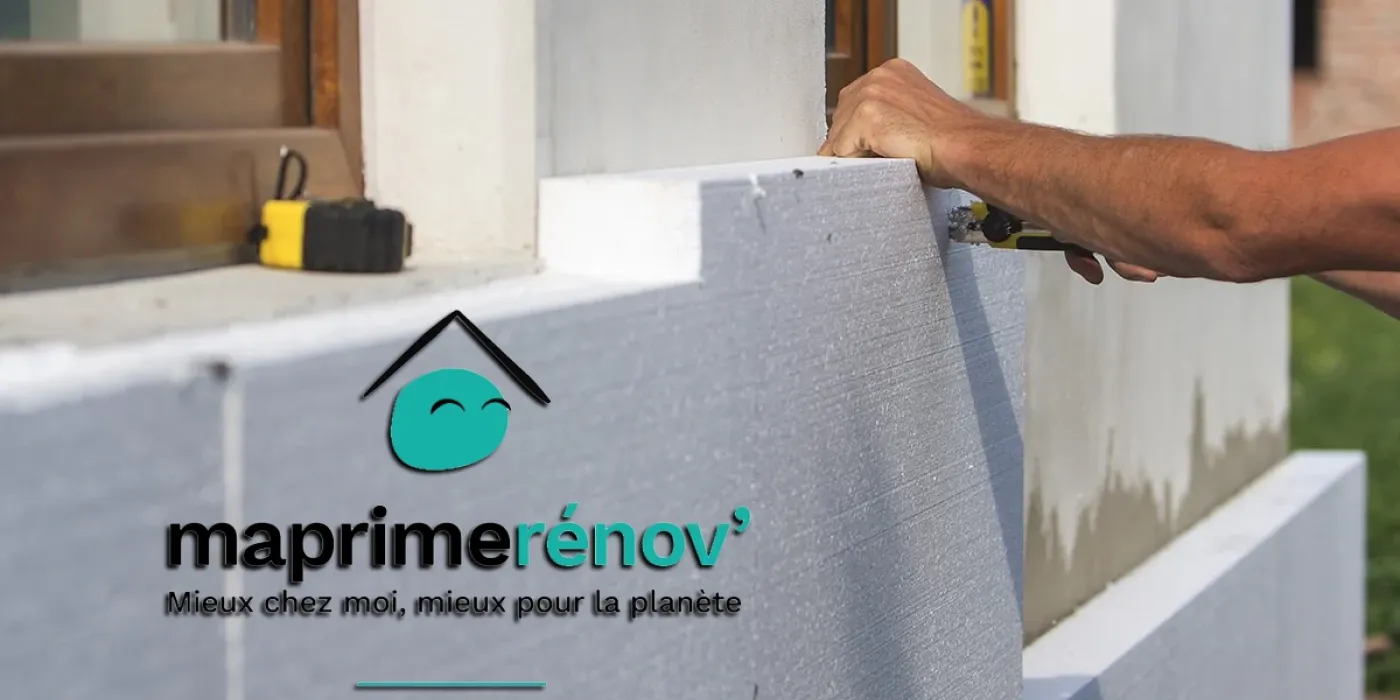image d'une isolation exterieure avec du Polystyrène expansé blanc sur rez de chaussée d'une maison avec logo maprimerenov